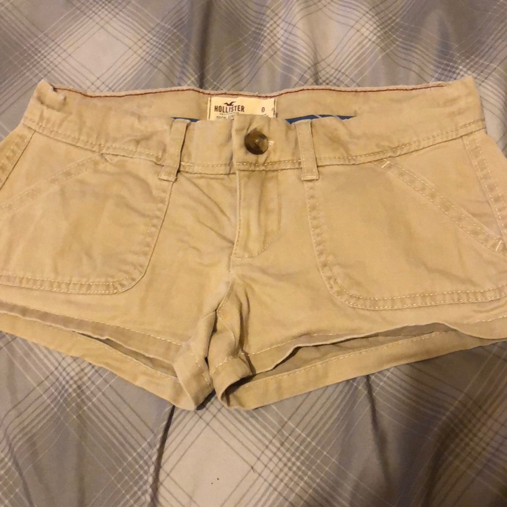 HOLLISTER TAN SHORTS!!